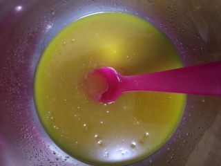广式月饼——莲蓉蛋黄馅,制作月饼皮 先将转化糖浆、花生油、吉士粉、枧水放到容器里搅拌均匀！
