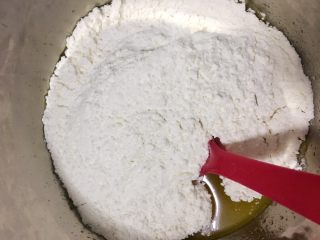 广式月饼——莲蓉蛋黄馅,然后再加入中筋面粉，不用过筛直接倒入