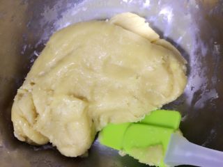 广式月饼——莲蓉蛋黄馅,用刮刀从上往下混合均匀，如图即可