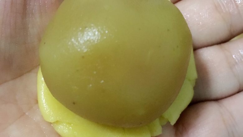 广式月饼——莲蓉蛋黄馅,然后加入一颗馅料，用虎口一点点把饼皮慢慢的推上去
