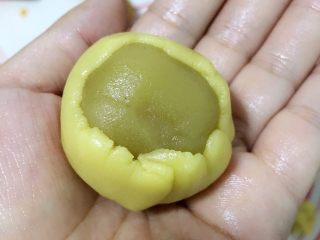 广式月饼——莲蓉蛋黄馅,然后慢慢推上去收口，像包汤圆一样的感觉，但是要比包汤圆简单的多哦。