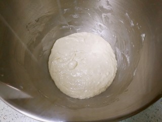 椰蓉麻花面包,把酵头材料全部混合搅拌成粘稠的面糊，盖上保鲜膜，室温（32度）发酵1小时。