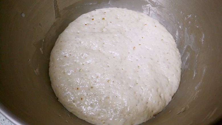 椰蓉麻花面包,发酵至面糊表面出现许多小气泡。