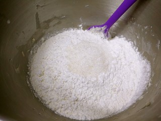 椰蓉麻花面包,把酵头和主面团的干性材料倒入厨师机，低速搅拌混合。