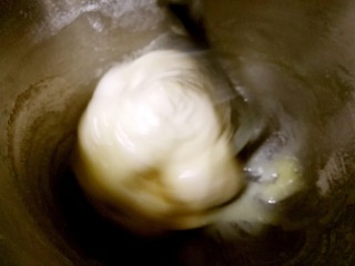 椰蓉麻花面包,揉至扩展阶段，加入室温软化的黄油，启动高速揉面至完全阶段。