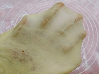 椰蓉麻花面包,揉至出膜，不用出手套膜，形成比较有韧性的薄膜就可以了。