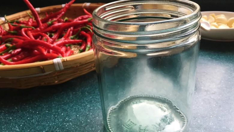 自制剁椒酱,存放剁椒酱，首先需要准备一个无油无水的玻璃瓶。