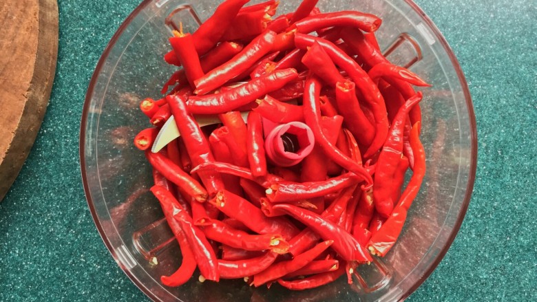自制剁椒酱,将处理好的辣椒放入碎菜机，先稍微搅几下，将辣椒搅成大块。
如果不嫌麻烦，可以直接用刀将辣椒剁碎。