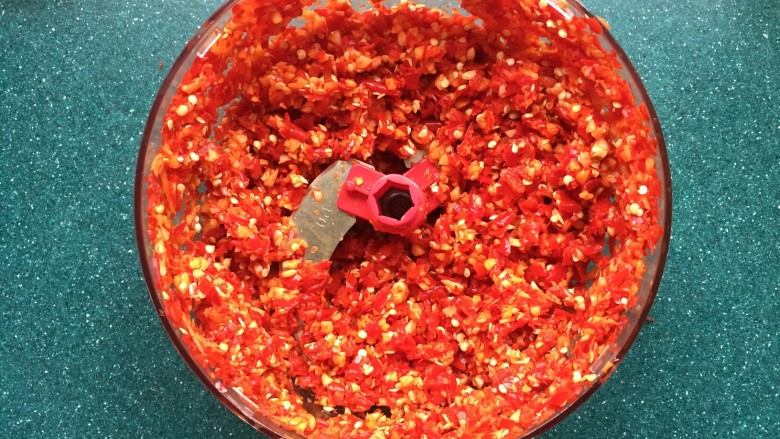 自制剁椒酱,将搅好的辣椒盛出。