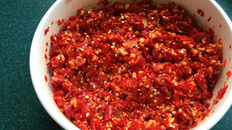 自制剁椒酱,将辣椒酱搅拌均匀。
