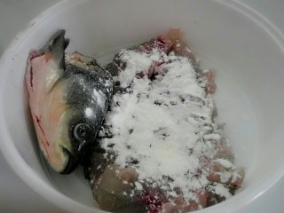 松鼠桂鱼,加入玉米淀粉均匀涂抹。