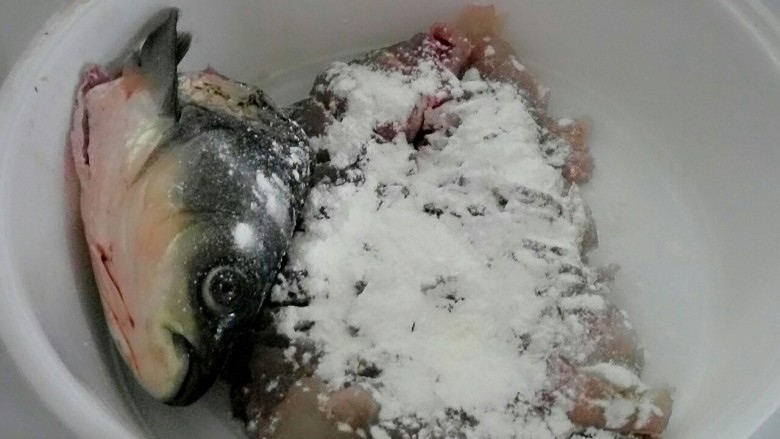 松鼠桂鱼,加入玉米淀粉均匀涂抹。