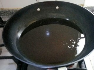 松鼠桂鱼,倒入菜籽油烧七成热。