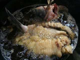 松鼠桂鱼,鱼头一同炸制，炸成金黄色捞出控油。