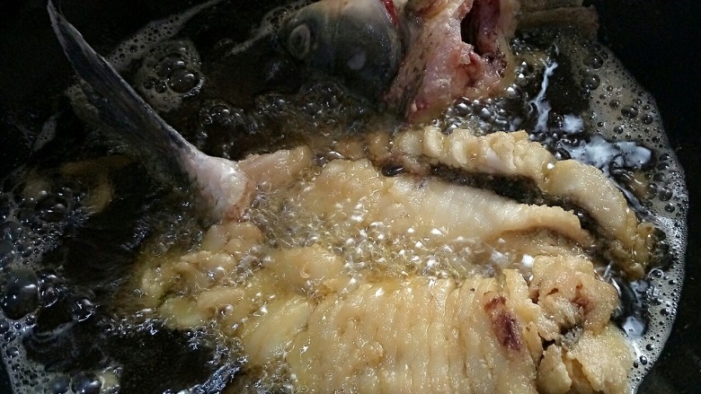 松鼠桂鱼,鱼头一同炸制，炸成金黄色捞出控油。