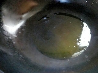 松鼠桂鱼,锅烧热倒20克油。