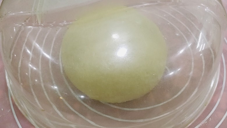 椰蓉麻花面包,把面团揉成表面光滑的球状，盖上密封罩或保鲜膜，松弛20分钟。