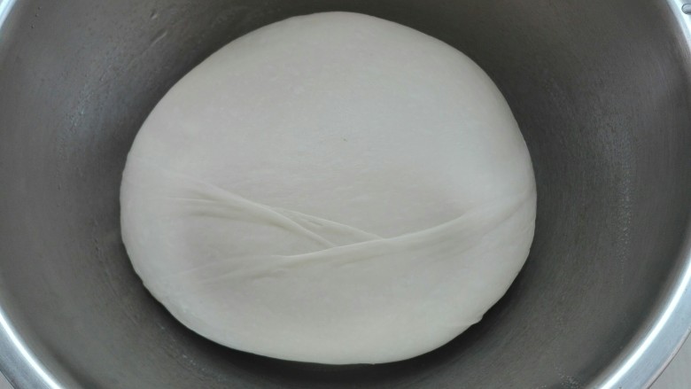 超软（夹馅）小餐包,整理一下面包，盖保鲜膜室温发酵约一个小时（根据自己实际气候室内温度发酵）