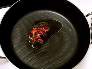 春饼,锅内加油花生油，油温5分热的时候加入干红辣椒，煸炒1分钟