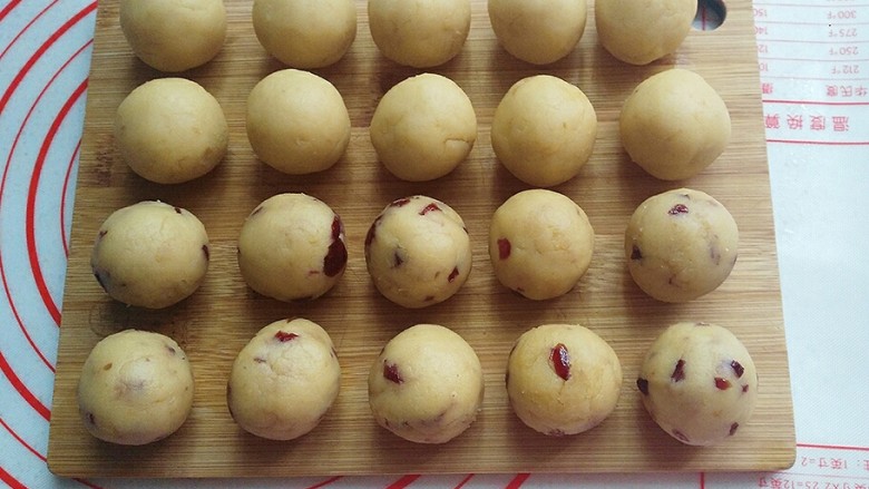 蔓越莓绿豆馅月饼（内附馅料做法）,再把馅料分成每份30克滚圆；