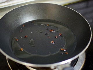 凉拌黄瓜,锅中倒入油，加热，放入花椒粒，能闻到花椒的香味，关火