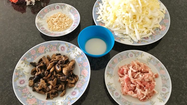 早餐+咸味春卷,水淀粉+大白菜丝+五花肉丝+蘑菇丝+虾皮，