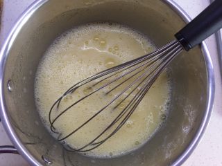 自制奶黄馅广式小月饼,搅拌均匀后，再加下一种食材
