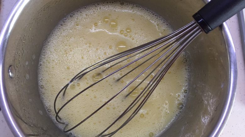 自制奶黄馅广式小月饼,搅拌均匀后，再加下一种食材