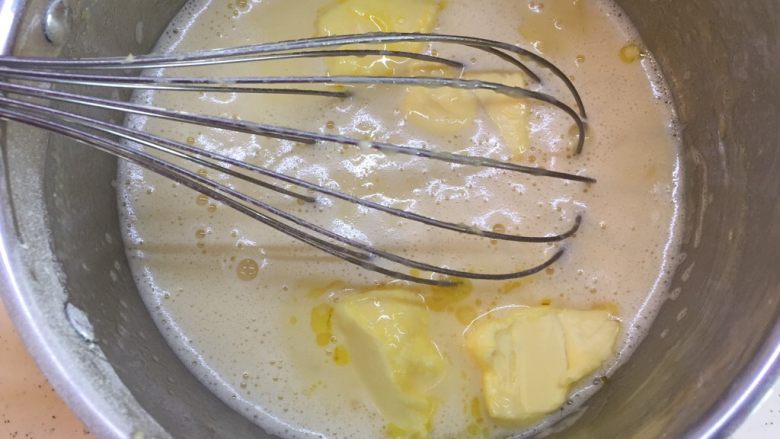 自制奶黄馅广式小月饼,加入无盐黄油，品牌不限，但是注意要动物性黄油，拒绝植物性黄油