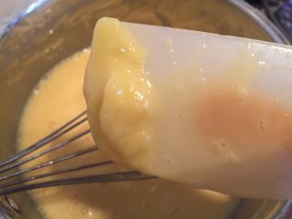 自制奶黄馅广式小月饼,用刮刀沿底部刮一圈，防止粘底。