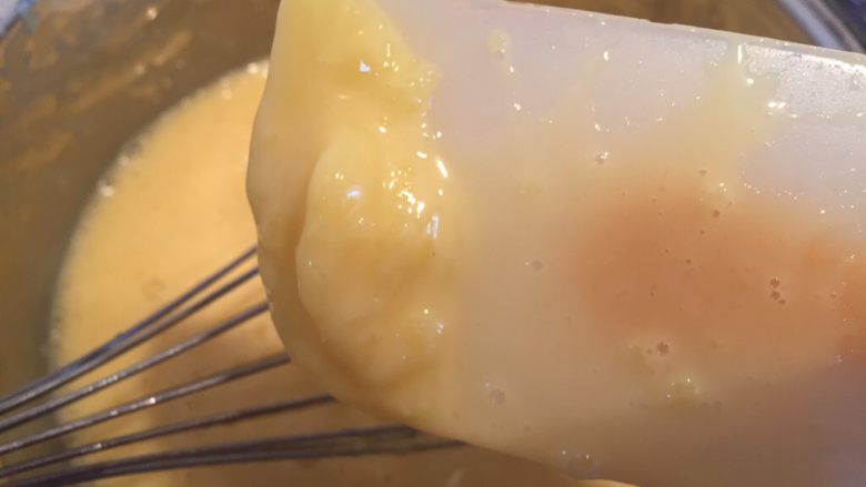 自制奶黄馅广式小月饼,用刮刀沿底部刮一圈，防止粘底。