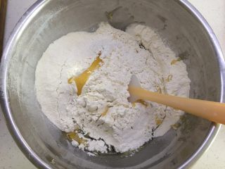 自制奶黄馅广式小月饼,用刮刀翻拌