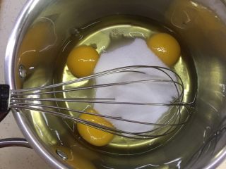 自制奶黄馅广式小月饼,用蛋抽进行搅拌