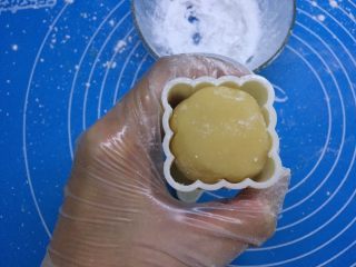 自制奶黄馅广式小月饼,放入50g月饼模具，圆形的模具更好压，如果是方形的，需要揉成椭圆形再放入模具，以免放入模具时外皮划破