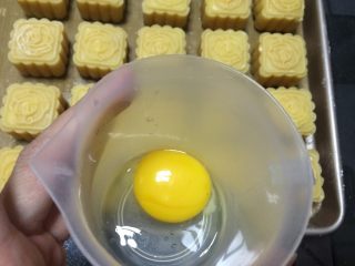 自制奶黄馅广式小月饼,全部压好，烤箱也预热好了，准备一个蛋黄，留少许蛋清