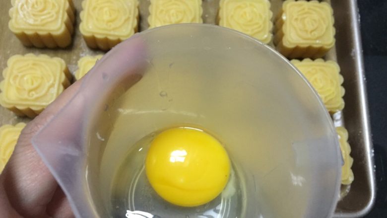 自制奶黄馅广式小月饼,全部压好，烤箱也预热好了，准备一个蛋黄，留少许蛋清
