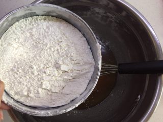 自制奶黄馅广式小月饼,将两种粉称量好以后，混合过筛加入到乳化好的糖浆中