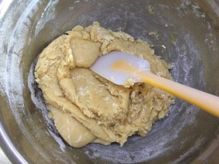 自制奶黄馅广式小月饼,一边翻，一边轻轻压，这个时候可以带一次性手套来抓，直至无干粉状态