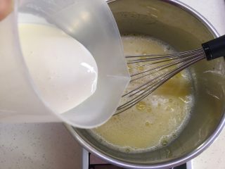 自制奶黄馅广式小月饼,加入淡奶油80g，品牌不限，纯动物奶油即可，拒绝植物奶油。