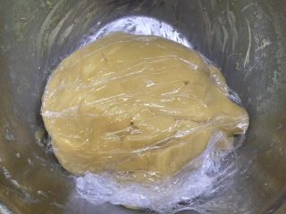 自制奶黄馅广式小月饼,盖上保鲜膜，静置两个小时以上