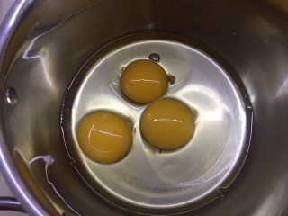 自制奶黄馅广式小月饼,现在开始制作奶黄馅，准备3个鸡蛋，选大一些的，总重约200g