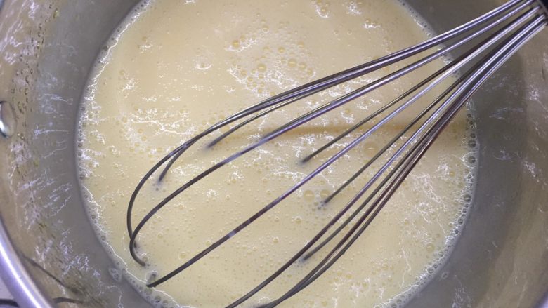 自制奶黄馅广式小月饼,用蛋抽搅拌均匀