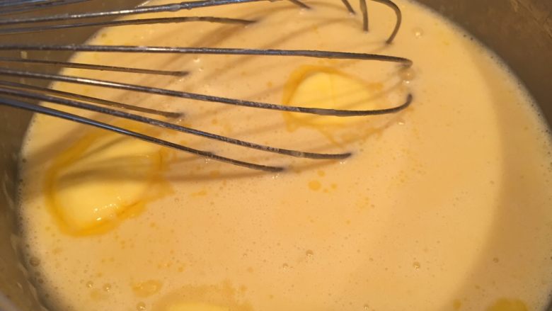 自制奶黄馅广式小月饼,慢慢小火加热，不停搅拌，一定要快速搅