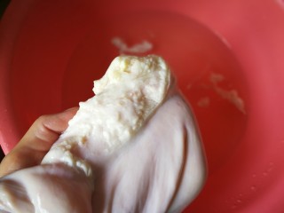 一碗汤#湘莲红枣板栗猪肚汤,清洗干净后，再将猪肚上的肥油全部踢除掉防止油腻。
