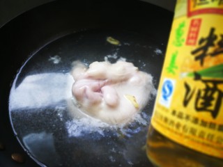 一碗汤#湘莲红枣板栗猪肚汤,猪肚和几片生姜冷水下锅焯水，加2汤匙料酒一起煮沸再煮5分钟。