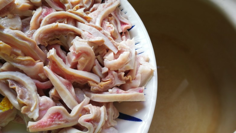 一碗汤#湘莲红枣板栗猪肚汤,砂锅倒入2/3锅冷水，将猪肚片加入。