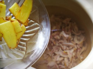 一碗汤#湘莲红枣板栗猪肚汤,加入生姜。