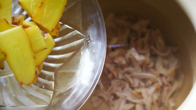 一碗汤#湘莲红枣板栗猪肚汤,加入生姜。