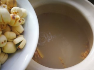 一碗汤#湘莲红枣板栗猪肚汤,待汤汁奶白出锅前30分钟左右时，加入莲子。