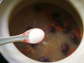 一碗汤#湘莲红枣板栗猪肚汤,加入3茶匙盐提味，建议根据自己口味酌情添加。